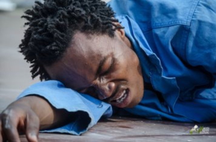 MaishaRdc's tweet photo. #GOMA_RDC: "CRIS D'INNONCENCE", une performance de l'Artiste #DAVIDROOSTER exprimant la misère et les tortures faites aux prisonniers. Sur ce, certains prisonniers ont déjà des troubles psychologiques dans les prisons. Pour @HadisiUrbanFest
Photo @moses_sawasawa https://t.co/s5SQ6beNZM