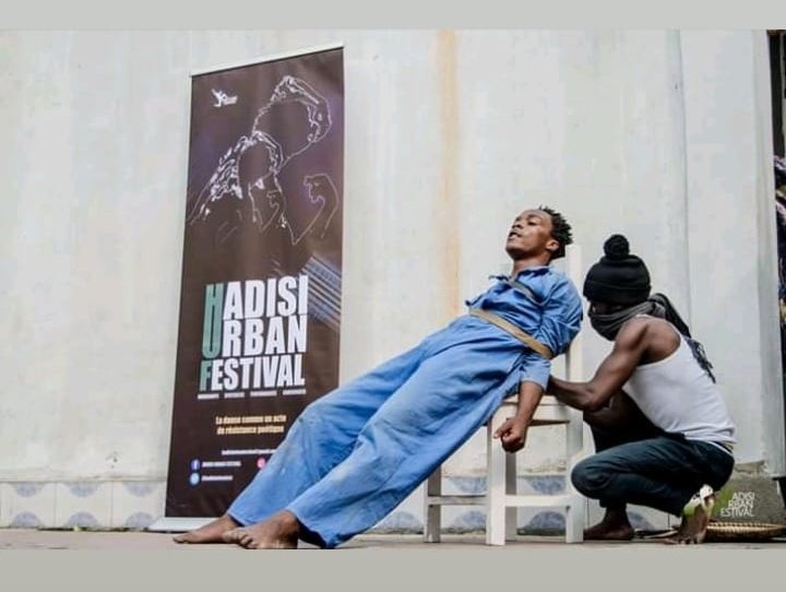 MaishaRdc's tweet photo. #GOMA_RDC: "CRIS D'INNONCENCE", une performance de l'Artiste #DAVIDROOSTER exprimant la misère et les tortures faites aux prisonniers. Sur ce, certains prisonniers ont déjà des troubles psychologiques dans les prisons. Pour @HadisiUrbanFest
Photo @moses_sawasawa https://t.co/s5SQ6beNZM
