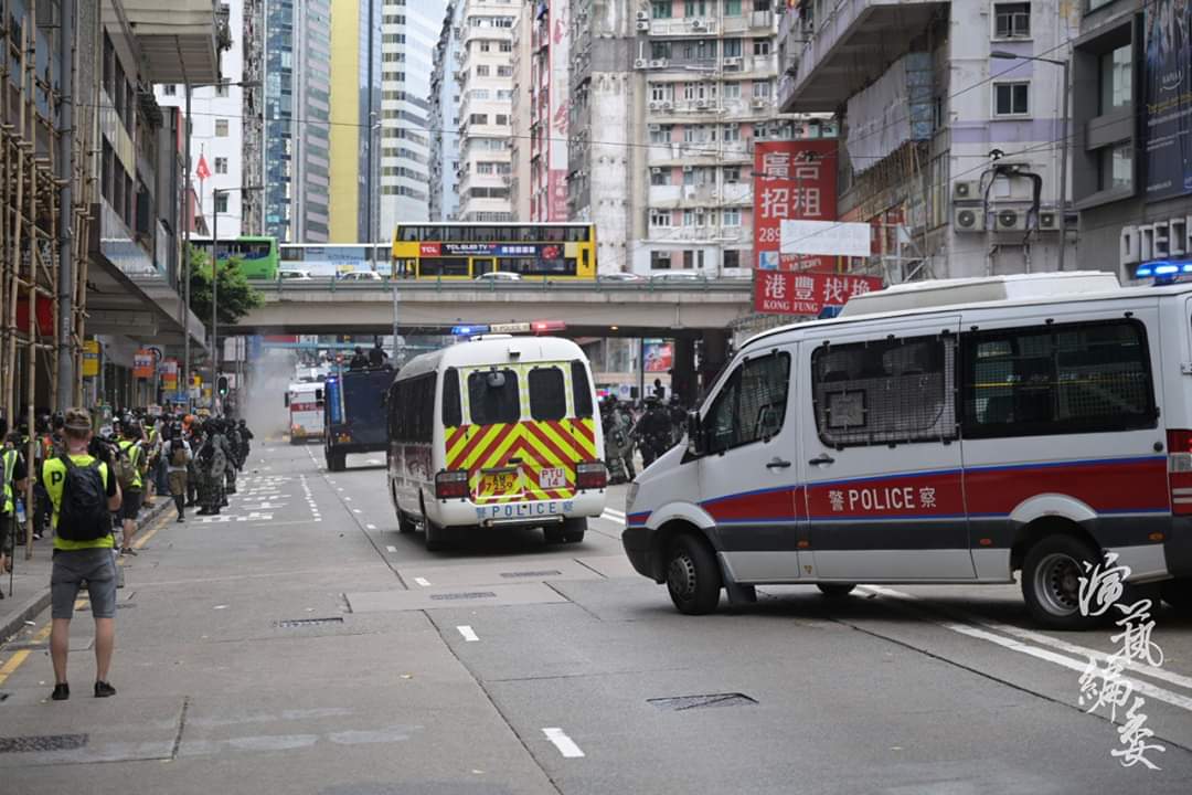 【演藝編委】1503 - 反惡法遊行水炮車及速龍小隊於軒尼詩道往灣仔方向推進，但到達馬師道天橋附近，突然掉頭往銅鑼灣方向推進，到達灣仔消防局門口有發射少量水炮。 #hongkong  #HKPoliceTerrorists  #HKPoliceState