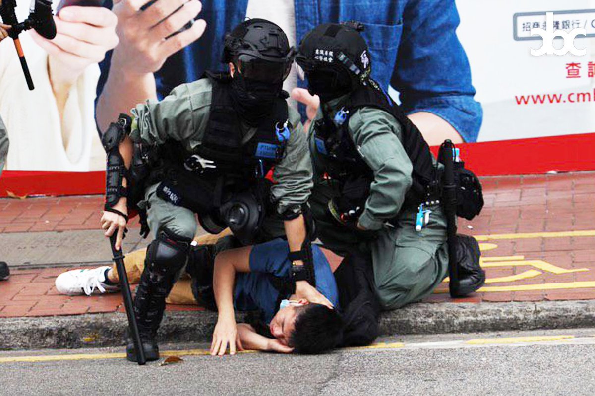 cityusucbc's tweet photo. [5.24 Causeway Bay]

Police shot protesters directly with pepper-spray pellets while they were falling back. A protester was caught. Meanwhile, police also shot journalists near their leg area

#hongkong #hongkongprotest https://t.co/KX7hdAObPl