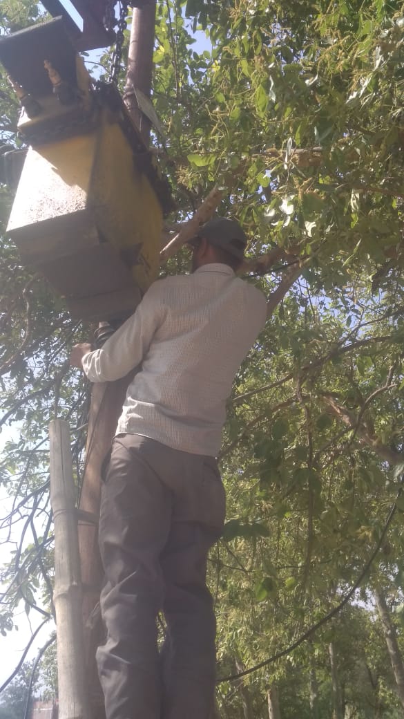choice_engineer's tweet photo. #coronaworriers 43 डिग्री टेंपरेचर की गर्मी  भी विद्युत कर्मियों के बेहतर उपभोक्ता सेवा के हौसले को नहीं तोड़ सकती.
@SKVERMA1709 @Dakshinanchal @dvvnlmd @RvpjesK https://t.co/qtzkyWy59V