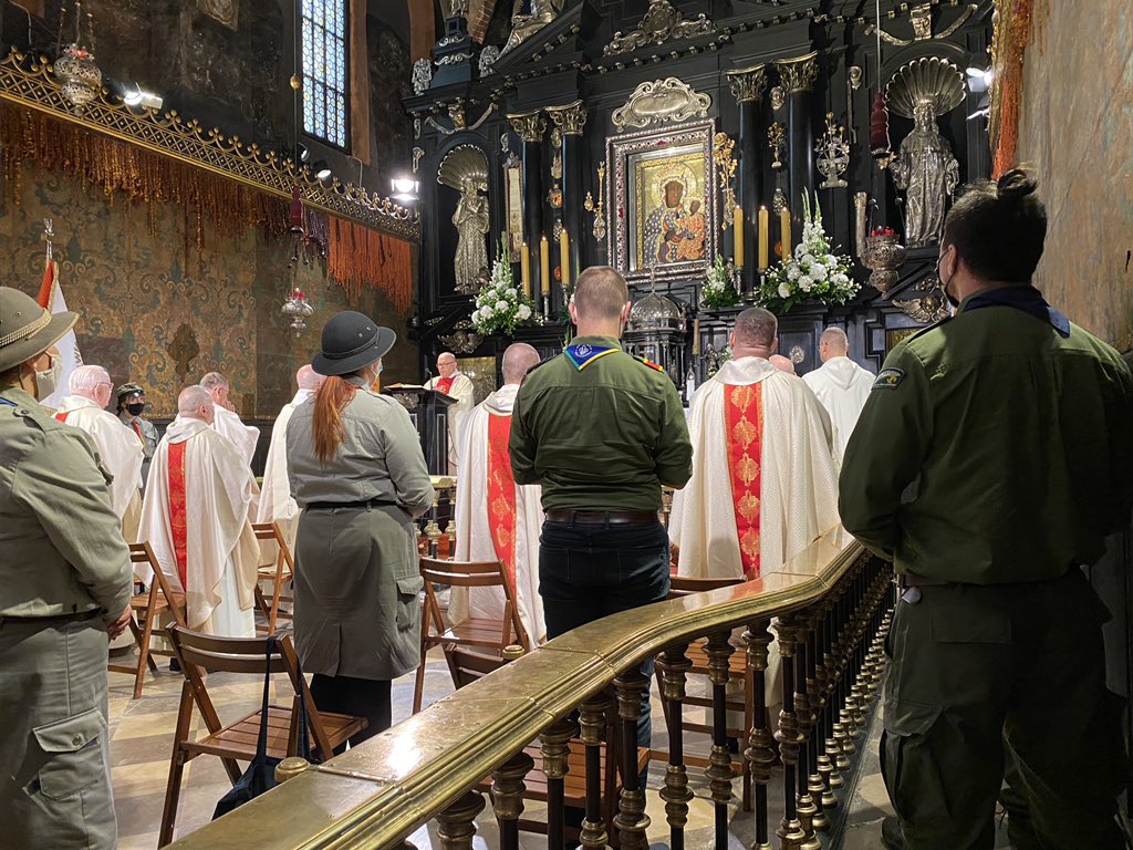 JasnaGoraNews's tweet photo. NA #JASNAGÓRA, W INTERNECIE, W SERCU z niewielkim udziałem harcerzy,g��. online,odbyła się 25.Pielgrzymka ZHP w duchu dziękczynienia za wielkich nauczycieli patriotyzmu św. Jana Pawła II i #PrymasWyszyński Młodzi prosili o pogłębianie się ducha solidarności,służby,miłości Ojczyzny https://t.co/vcpTzRj53Z