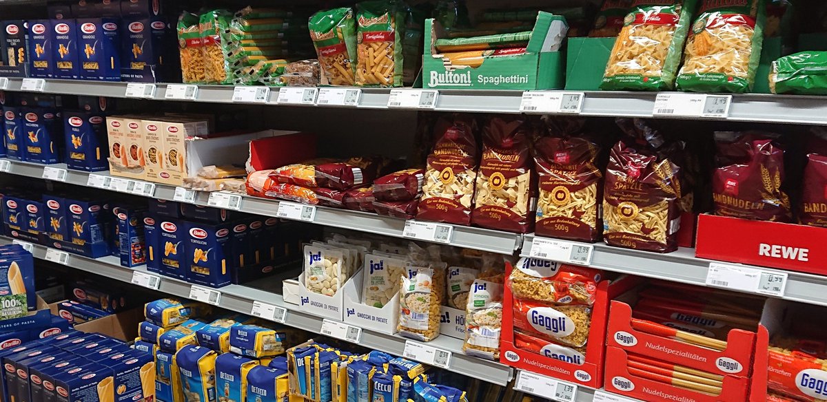 null_neun_elf's tweet photo. Wissen Sie noch, damals, die ganzen aufregenden und sehr, sehr wichtigen #Telkos mit den pseudointellektuellen Bücherregalen im Hintergrund?
Das war halt noch "bürgerliches Engagement", das war große Politik.☝️🌻☭ https://t.co/vxMkQ7sN77