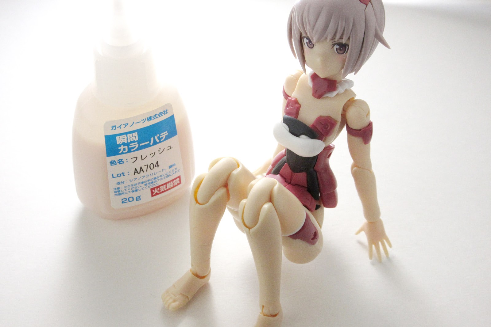 Akt あきと ガイアノーツ 瞬着パテ フィギュア 系プラモ製作ではもっとも出番の多いパテ 特にフレッシュが便利で 肌パーツの合わせ目を消しが上手くいかなかった時の補助や キズ埋め 小改造など幅広く使える 好みですが私は ベビーパウダーを混ぜ