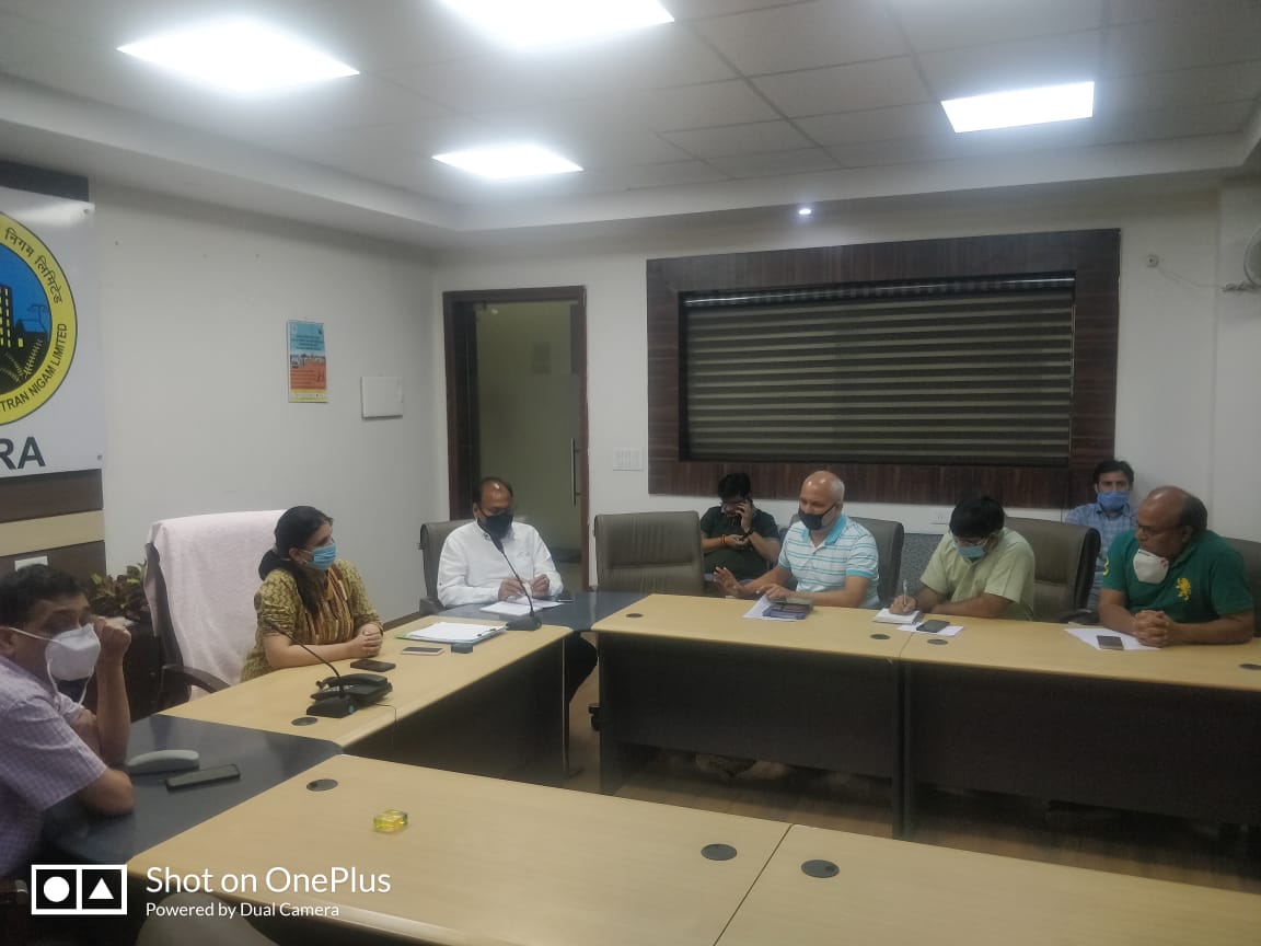दिनांक अभियंताओं तथा अवर अभियंताओं के विरुद्ध मथुरा प्रकरण में प्राथमिकी दर्ज कर उत्तीर्णआत्मक कार्रवाई करने के विरोध में राज्य विद्युत परिषद जूनियर इंजीनियर संगठन का प्रतिनिधि मंडल तथा अभियंता संघ के पदाधिकारियों के साथ एमडी दक्षिणांचल महोदया से मिलकर अपना विरोध दर्ज कराया