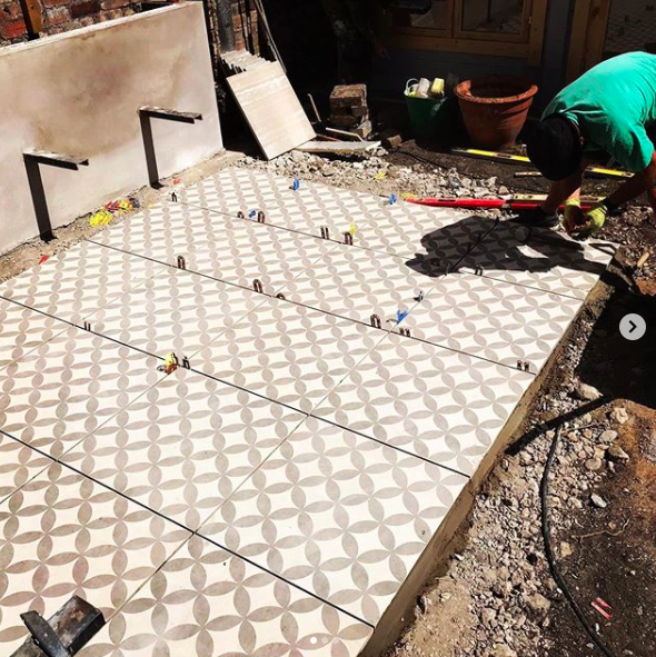 secretgardenweb's tweet photo. As we say in Briz, these #ceramictiles are #lush 🧡
A #floatingbench will surround this #patio with #raisedbeds behind. Looking forward to seeing the finished result!
#landscapersofinstagram #landscapingideas #landscapingdesign #landscapinglife #gardendesign #bristolgardens https://t.co/r6O0yKuUQV