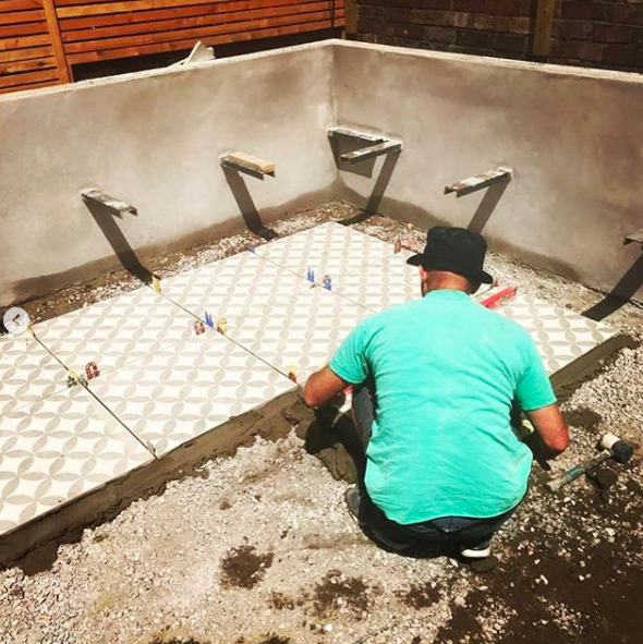 secretgardenweb's tweet photo. As we say in Briz, these #ceramictiles are #lush 🧡
A #floatingbench will surround this #patio with #raisedbeds behind. Looking forward to seeing the finished result!
#landscapersofinstagram #landscapingideas #landscapingdesign #landscapinglife #gardendesign #bristolgardens https://t.co/r6O0yKuUQV