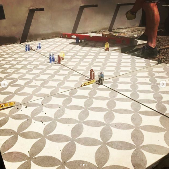 secretgardenweb's tweet photo. As we say in Briz, these #ceramictiles are #lush 🧡
A #floatingbench will surround this #patio with #raisedbeds behind. Looking forward to seeing the finished result!
#landscapersofinstagram #landscapingideas #landscapingdesign #landscapinglife #gardendesign #bristolgardens https://t.co/r6O0yKuUQV