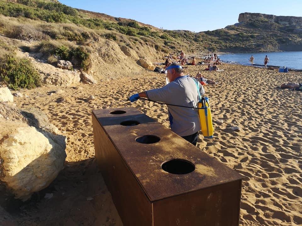 deodebattista's tweet photo. Ħaddiema mid-Direttorat għat-Tindif bdew minn kmieni dalgħodu jnaddfu u jiddiżinfettaw il-bajjiet biex iħejju għall-ammont sostanzjali ta’ għawwiema li mistennija jmorru jgawdu l-ġurnata fejn il-baħar.

#CleanMalta - Cleansing and Maintenance Division

@JuliaFarrugia https://t.co/K3jdMYWSx0