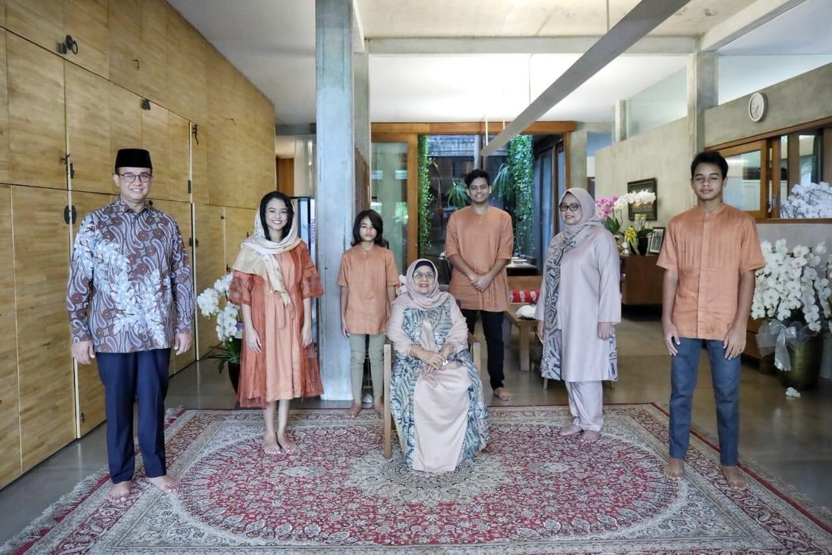 aniesbaswedan's tweet photo. Di rumah kami takbiran. 
Di rumah kami sholat ied. 
Di rumah kami bersilaturahmi digital.

Selamat Hari Raya Idulfitri, 
Mohon maaf lahir dan batin. 

Salam hangat untuk semua...

https://t.co/jve4P0KSw8 https://t.co/dyHb7Ej0nH