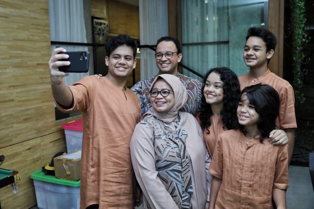 aniesbaswedan's tweet photo. Di rumah kami takbiran. 
Di rumah kami sholat ied. 
Di rumah kami bersilaturahmi digital.

Selamat Hari Raya Idulfitri, 
Mohon maaf lahir dan batin. 

Salam hangat untuk semua...

https://t.co/jve4P0KSw8 https://t.co/dyHb7Ej0nH