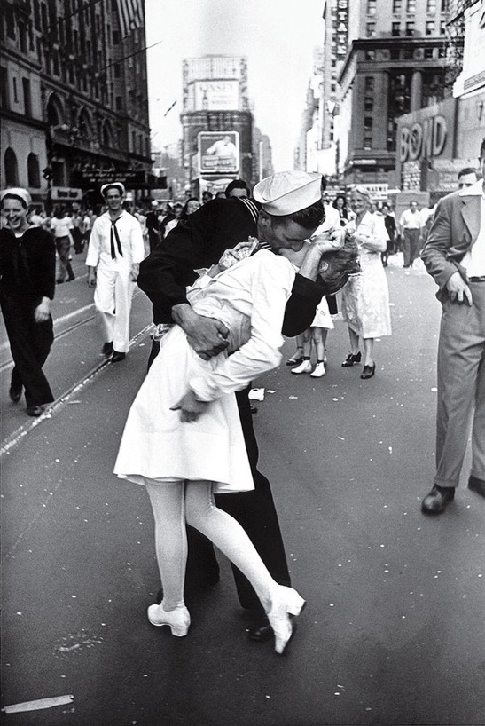 Si pudieras proyectar el sabor de la victoria, traerías al presente la ‘resonancia simbólica’ que #AlfredEisenstaedt capturó en #VJDayinTimesSquare cuando quiso #EmocionArte. Si esta guerra terminase, aunque fuese una derrota, besarías con ardor a la heroína de esta historia.