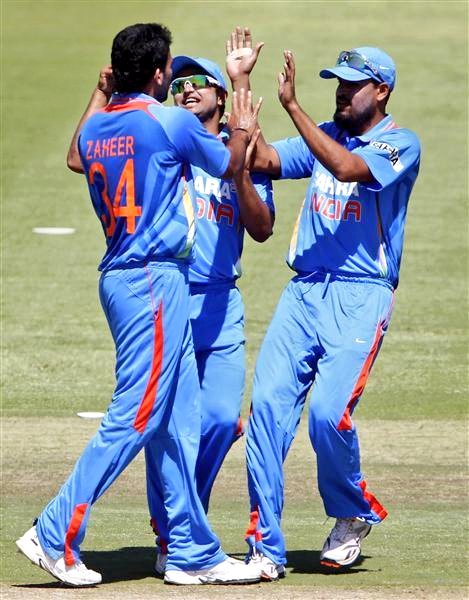 2011- Scenes before the WCIndia toured SA in the end of 2010. While Raina was abysmal, largly troubled by the bouncers, avgd 22 in the 5 matches in the series. His teammate Yusuf Pathan, on the other hand, was colossal avg 55 in 3 matches that included a 100. 5/n