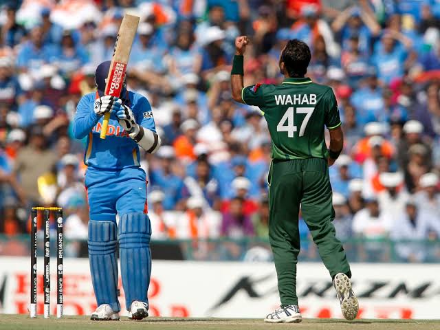 Sachin played one of the toughest World Cup innings. Meanwhile, Wahab was throwing bullets after bullets. India soon found themselves tottering at 141/4 that became 5/187 and 6/205 at the 42nd over but we still had Raina at other end. 14/n