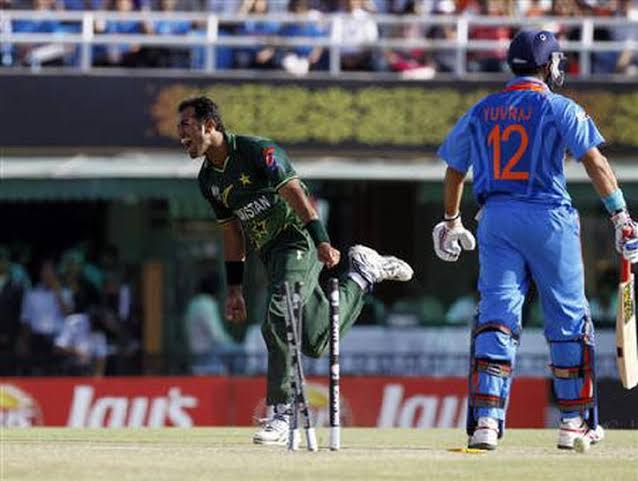 Sachin played one of the toughest World Cup innings. Meanwhile, Wahab was throwing bullets after bullets. India soon found themselves tottering at 141/4 that became 5/187 and 6/205 at the 42nd over but we still had Raina at other end. 14/n