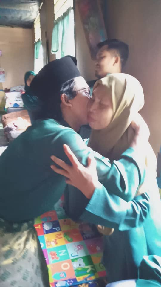 HazWanJunior's tweet photo. Alhamdulillah masih diberi peluang utk peluk cium dua insan paling aku sayang raya kali ni..maaf ayah ibu wan masih belom berbakti utk ibu ayah..in shaa allah lps ni k ππ₯° #teamrayajb #teamemarraldgreen #StaySafe #stayhome #raya2020 https://t.co/jxIsPPH1We
