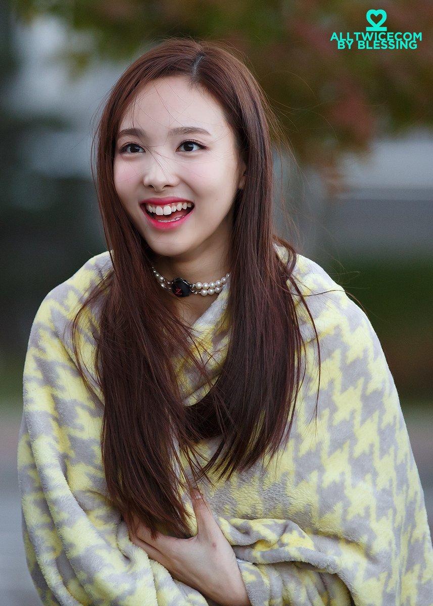 nayeon's smile but it gets bigger as you keep scrollinga thread