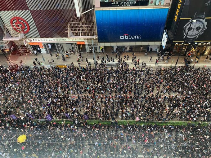 从广角感受一下，香港不惧生死的抗争者们今天的壮举