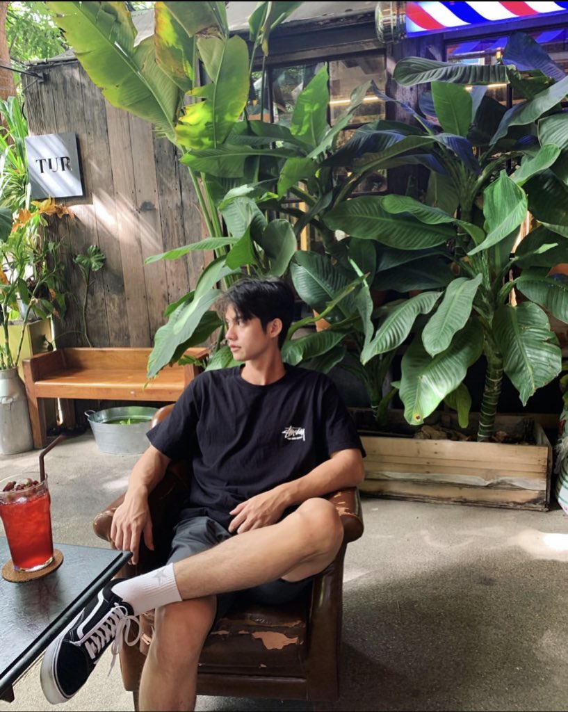The hypebeast: -supreme, stussy, adidas, prada, lahat ng high end meron siya-madaming sapatos na limited edition-papasok lang sa school pero halos worth 100k suot ganon-pics niya sa ig puro branded na shirt, bags, mga sapatos na nike x travis ganon, mafefeel mo hampaslupa ka