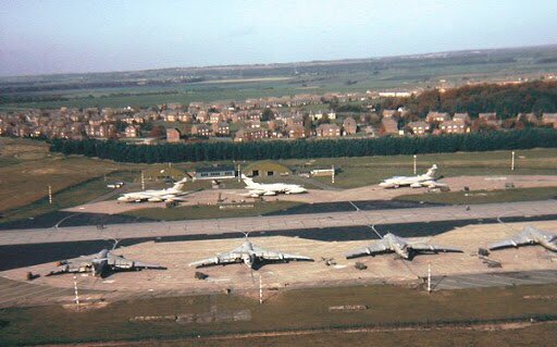 It served in the tanker role until withdrawn in October 1993.It was operated by 10, 15, 55, 57, 100, 139, 214, 543, 232 Sqn’s