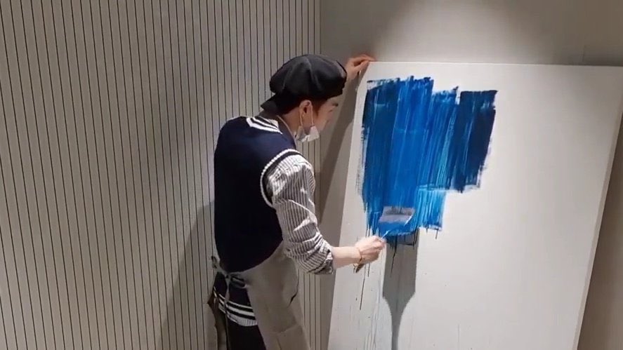 yoomfie painting a big canvas 
