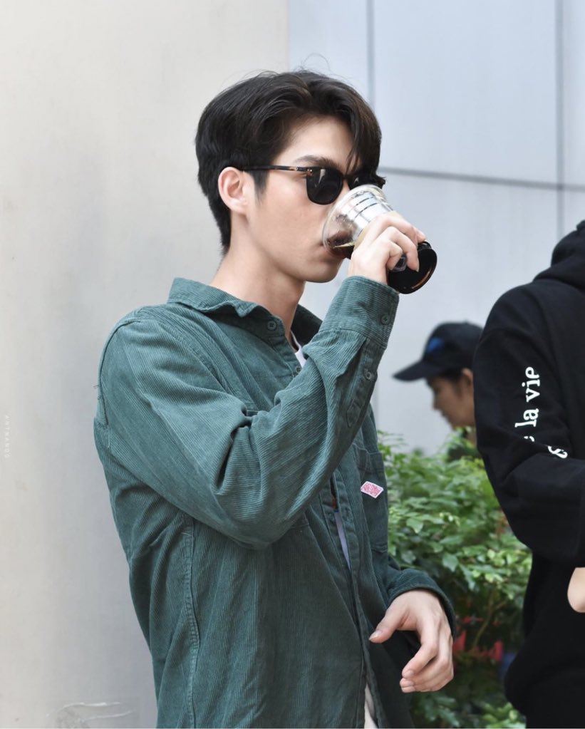 The rich boy check:-laging bumibili starbs or tims bago pumasok -iba iba kotse everyday-pwedeng hypebeast pwede hindi-laging nag oout of the country-siya yung tipo na nakalimutan yung laptop sa bahay kaya bibili na lang sa power mac-spoiled -libre niya drinks pag happy t