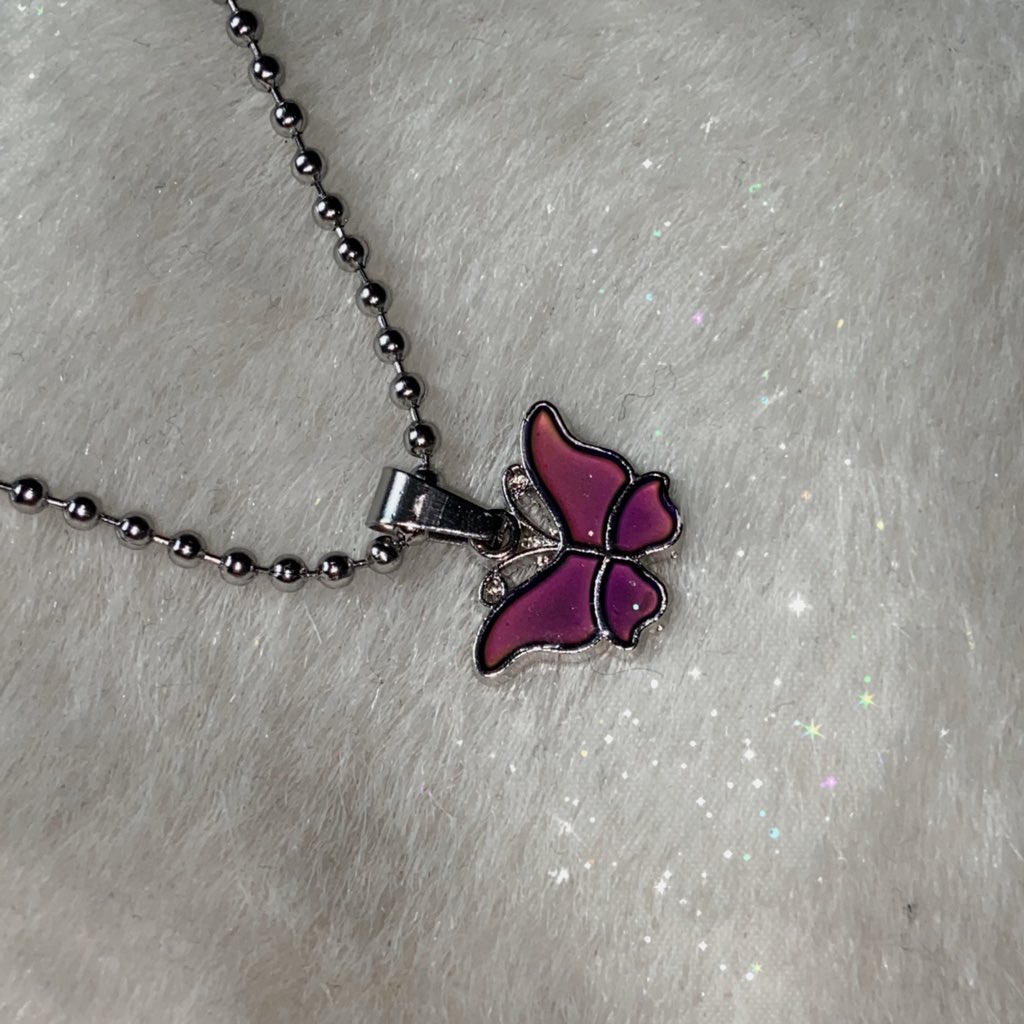 vintageStore00's tweet photo. ⋆⁺⋆｡🦋₊⋆°⋆ Magic Butterfly ⋆⁺⋆｡🦋₊⋆°⋆

❥ 온도가 변하는 매직 나비 목걸이
   어디서든 온도가 변하면 색깔이 변하는
   신비한 목걸이 입니다 ♡´･ᴗ･`♡

❥ 동글동글 귀여운 체인으로 귀여움과 빈티
    지함을 살려 보았습니다

❥ 체인은 써지컬이며 가격은 : 택포 9500원 https://t.co/sbc96iqETi