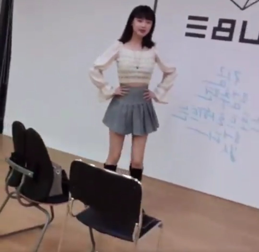 IDLEITALIA's tweet photo. [VLIVE]
#SOOJIN ci ha fatto vedere il suo outfit da "appuntamento".

Ha detto di essere andata a mangiare la carne con le ragazze, e per questo si è fatta bella 😊

#GIDLE #LATATAisBack https://t.co/tjJRjwVNwB