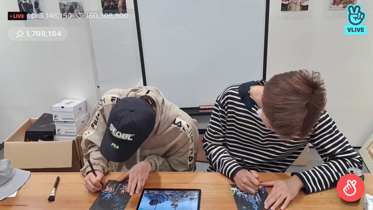 joonie and jinnie scratching these things  (idk what is it called suhjsjshxjs)