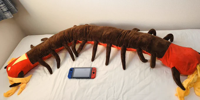 妹がマルヤクデを作ってくれました (Switchはサイズ比較用)  デカくて重くて 本当にゲットした感がある…… ありがとう…… かわいい…… 