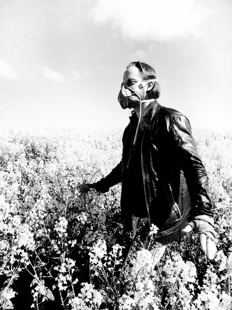 « MASK_0 »⁣⁠

MASK_O_by Leon Louis &amp; VOFT Valeriya Olkhova

This wearable art form is developed to support the current world situation caused by Covid_19.