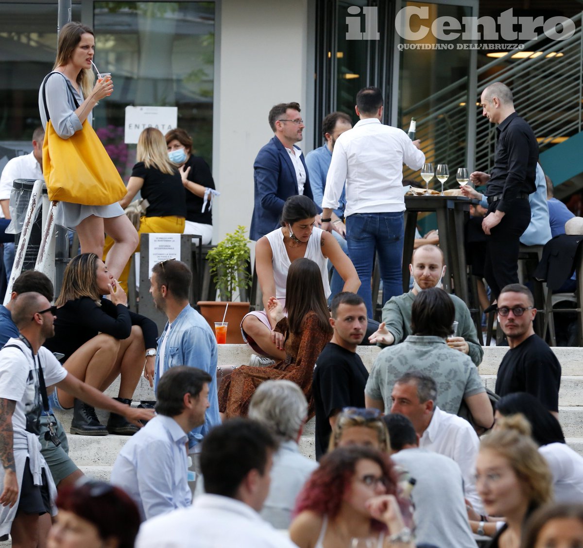 Il_Centro's tweet photo. #Abruzzo #24maggio #domenica #ripresa #fasedue #localipieni #rissa #coronavirus #mascherine #movida
#Pescara : il #ritornodellamovida, ma anche delle #zuffe in strada
GUARDA LA FOTOGALLERY
https://t.co/aIIO2amcCk https://t.co/oS9JnTU6RP
