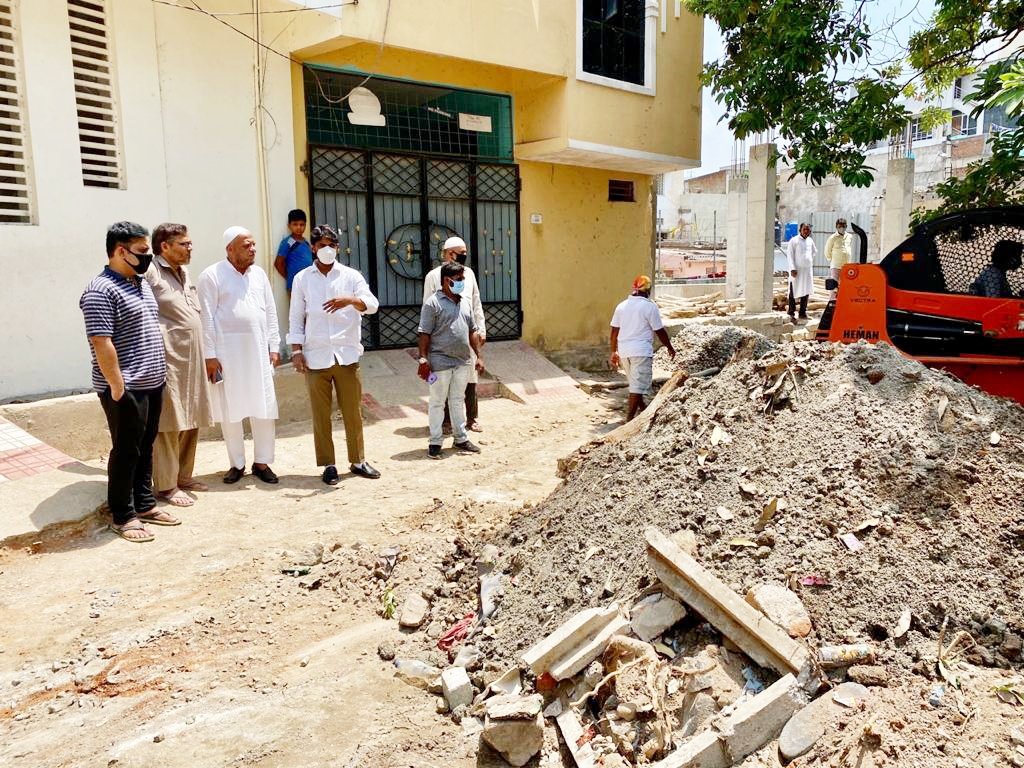 MohdRashedFaraz's tweet photo. Under the Leadership of #AIMIM President Barrister @asadowaisi Sahab.

Alhamdulillah Today 24 May Catch Pitch and Debris has been Cleaned at Paramount Colony &amp; Residents Fasih Bhai &amp; Others Garland to AIMIM Shaikpet Corporator @MohdRashedFaraz . 

@aimim_national @AIMIMONLY https://t.co/PcZd3URdO8