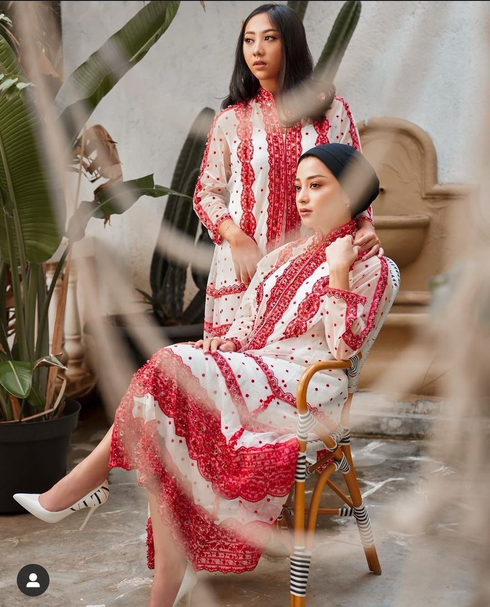  #LebaranArtis 2020Nikita WillyDoi tampil stunning dengan ciput dan gamis couple warna merah putih bermotif kerupuk tersanjung.Elegan benar si Amira "Putri yang Ditukar"....