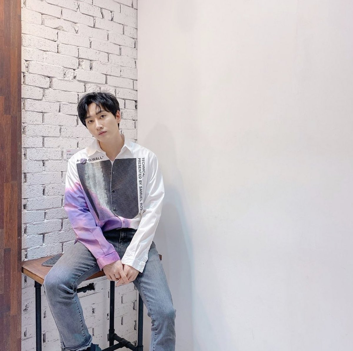 EunhyukSpain's tweet photo. [ IG update eunhyuk_outfit ] 240520 

Outfit de #EUNHYUK en el programa “Oh! My Partner”. 

ES: camisa blanca - #ACOLDWALL
camiseta blanca - #stylist 
vaqueros - #systemhomme 
cinturón negro - #agingccc https://t.co/f0ZKsowJT6