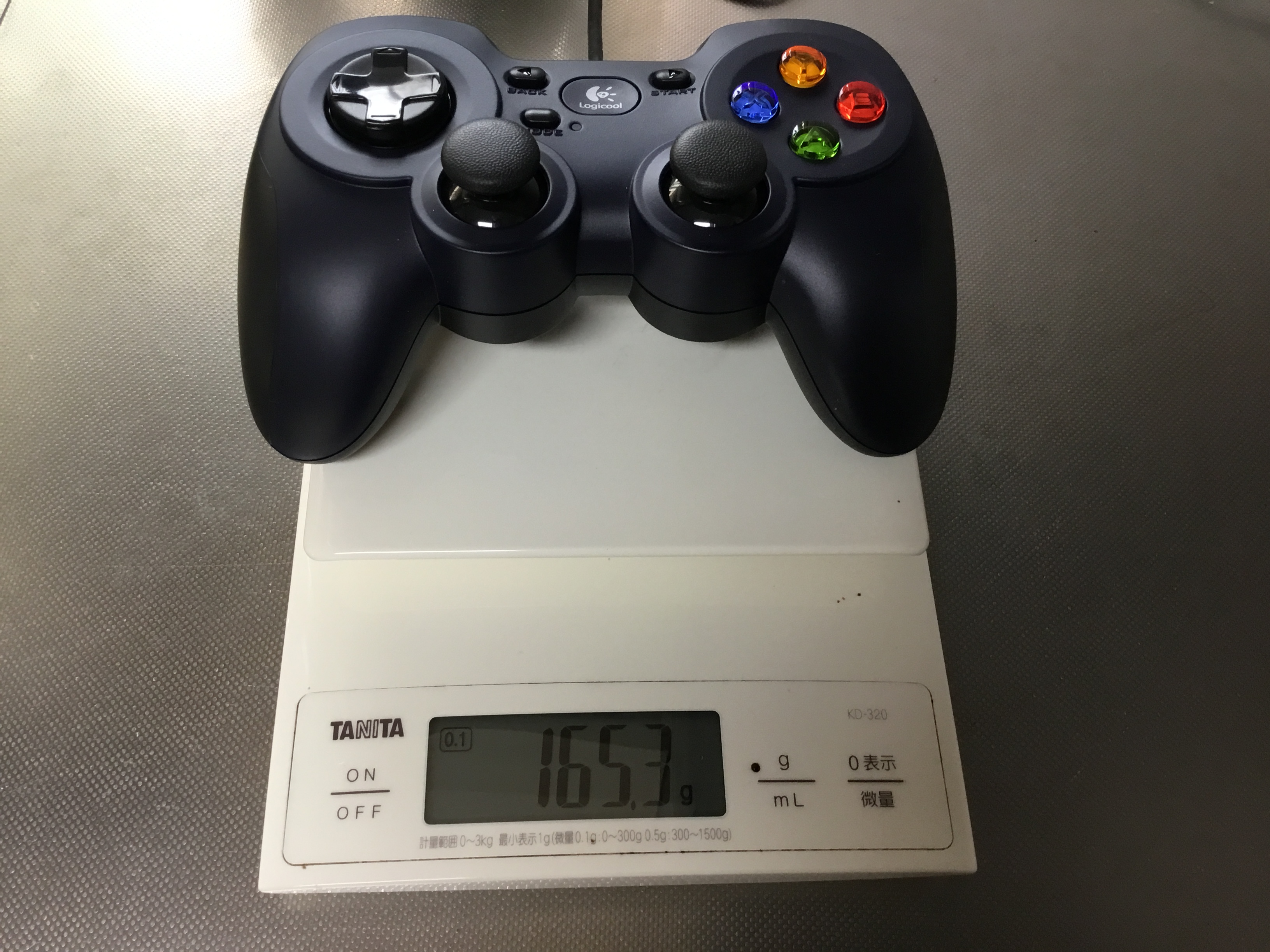 X0 もりそば Logicool ロジクール ゲームパッド F310を使ってみた感想 その1 指先側に丸みと大きさがあるので 持ちやすいです Ps4より50gほど軽く リアlrボタンは押しやすい ボタンはカチカチとやや硬い 感触がある 感じ 背面にxinputとdirectinput