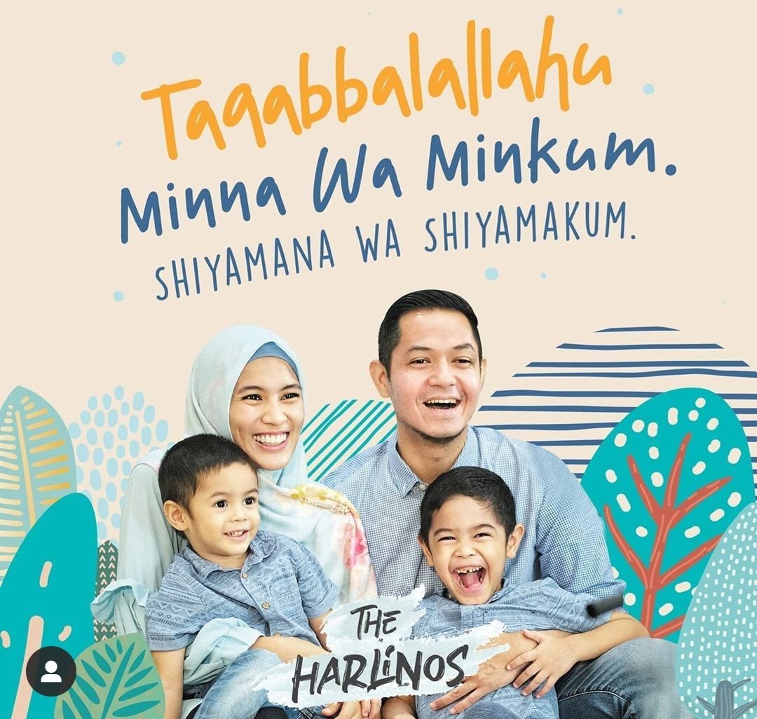  #LebaranArtis 2020Dude Icha "The Harlinos"Keluarga ini menggunakan tema baju Lebaran biru pastel. Anak-anaknya memakai kemeja denim tribal, Icha memakai hijab warna Wardah.