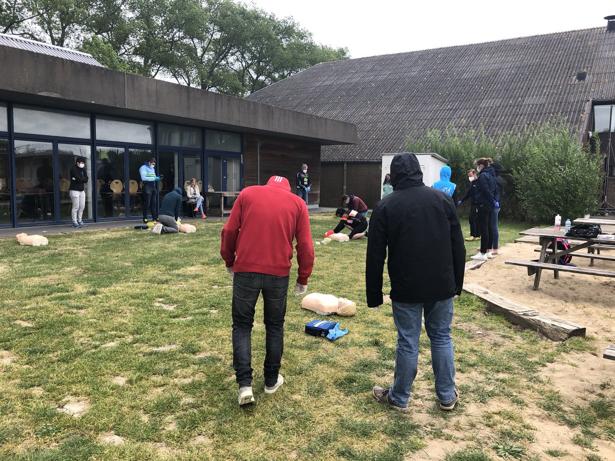 3 trainers van het No Limit Team en <a href="/Gold_ST/">Gold Swimming Team</a> volgden deze morgen een specifieke reddersbijscholing rond Covid-19. NLT en Gold laten niets aan het toeval over om Corona-proof te werken.