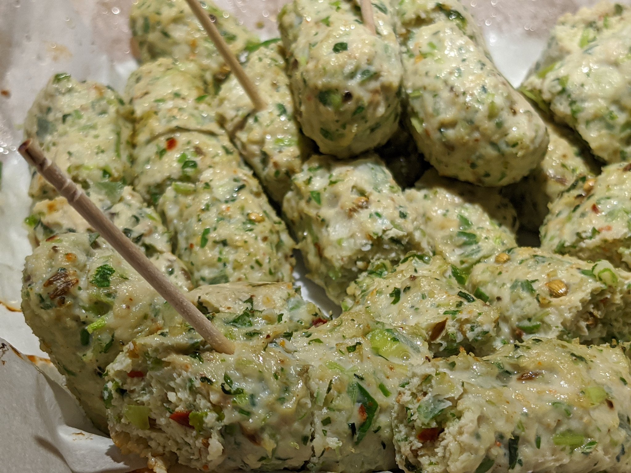 大西哲也 鶏肉とネギと三つ葉とスパイスをフードプロセッサーでガーッと混ぜてつくねとシシカバブとソーセージの間みたいなおやつを作った 映えない T Co Mjrnurvrby Twitter