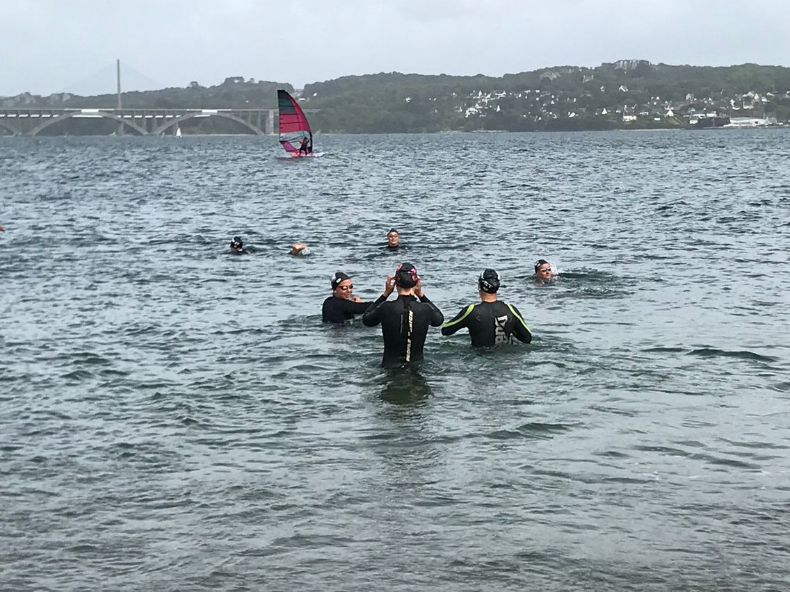franceinter's tweet photo. En attendant la réouverture des piscines, des nageurs brestois s'entraînent dans la mer
https://t.co/TNBo2pYS0y https://t.co/iWeUapPmwc
