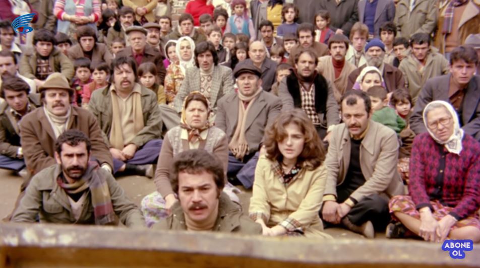 1978 yılında Sarıyer'e bağlı Hisarüstü mahallesinde çekilen Orhan Gencebay filmi Derdim Dünyadan Büyük tam olarak filmde geçen duvar yazıları sebebiyle yasaklanmıştı.