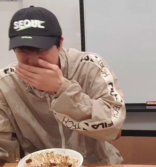 jeoniies's tweet photo. HE LAUGHED SO HARD HE CRIED https://t.co/npgXZlnMp0