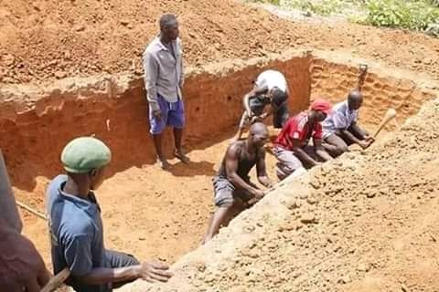 Last week, Rev. Fr Nichodemus Benedict from the Catholic Mission in Idon village officiated in  #MassBurial of 11 victims of the most recent  #AdaraMassacres, in Makyali around 13 May. Departing from usual script, the  #MakyaliMassacre was in daytime. #NotAtWar #NDOM20