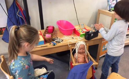 ‘Wilt u alleen geknipt worden of ook gewassen?’ We zien  in het spel terug wat belangrijk is in de leefomgeving van de kinderen. We inspireren kinderen in een rijke speelleeromgeving om reken- en taalvaardigheden te oefenen en te versterken. #ondernemendonderwijs #weernaarschool