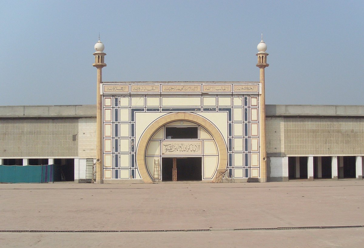 One of my earliest  #Eidmemories is from the late 80s when I went to offer Eid prayers at one of the largest mosques of Pakistan,  #AqsaMosque in Rabwah. 4/