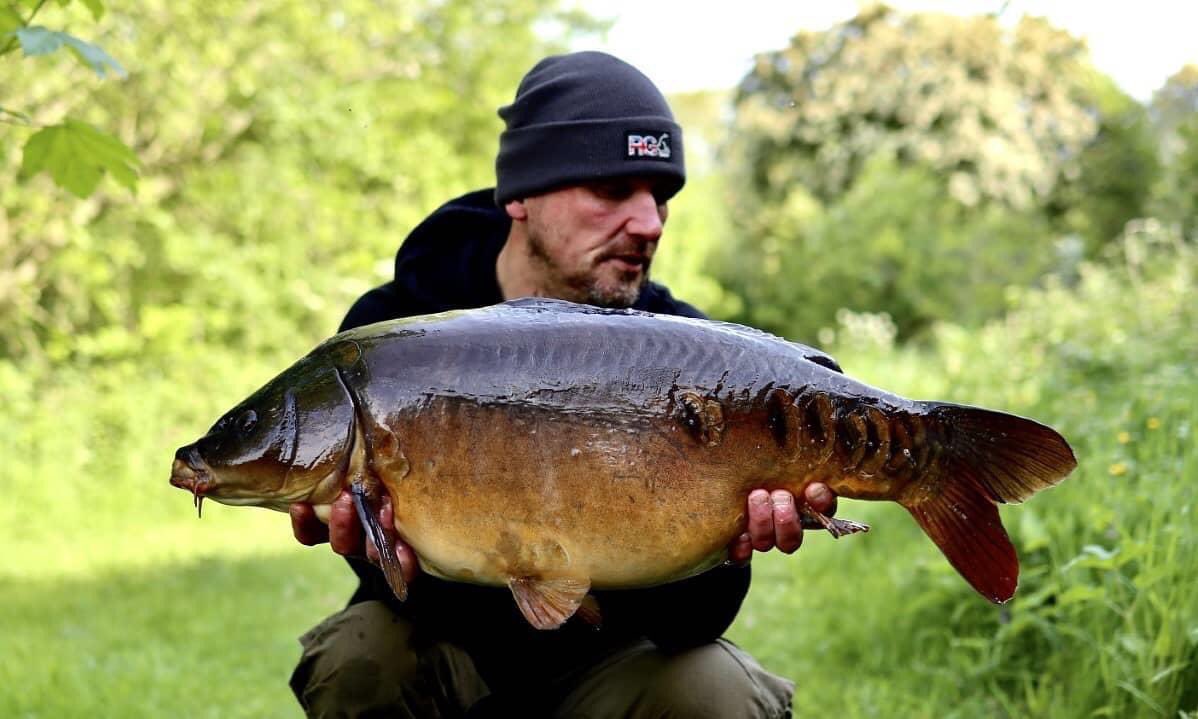 CarbonBaits's tweet photo. Consultant Simon Whittle with this absolutely lovely dark mid 20 Cheshire mirror 
.
.
#carbonbaits #hasslefree #particle #hemp #maize #tigers #minimix #partimix #hookbaits #carpy #angling #carpfishing #carp #angler https://t.co/sx3trmwBNQ