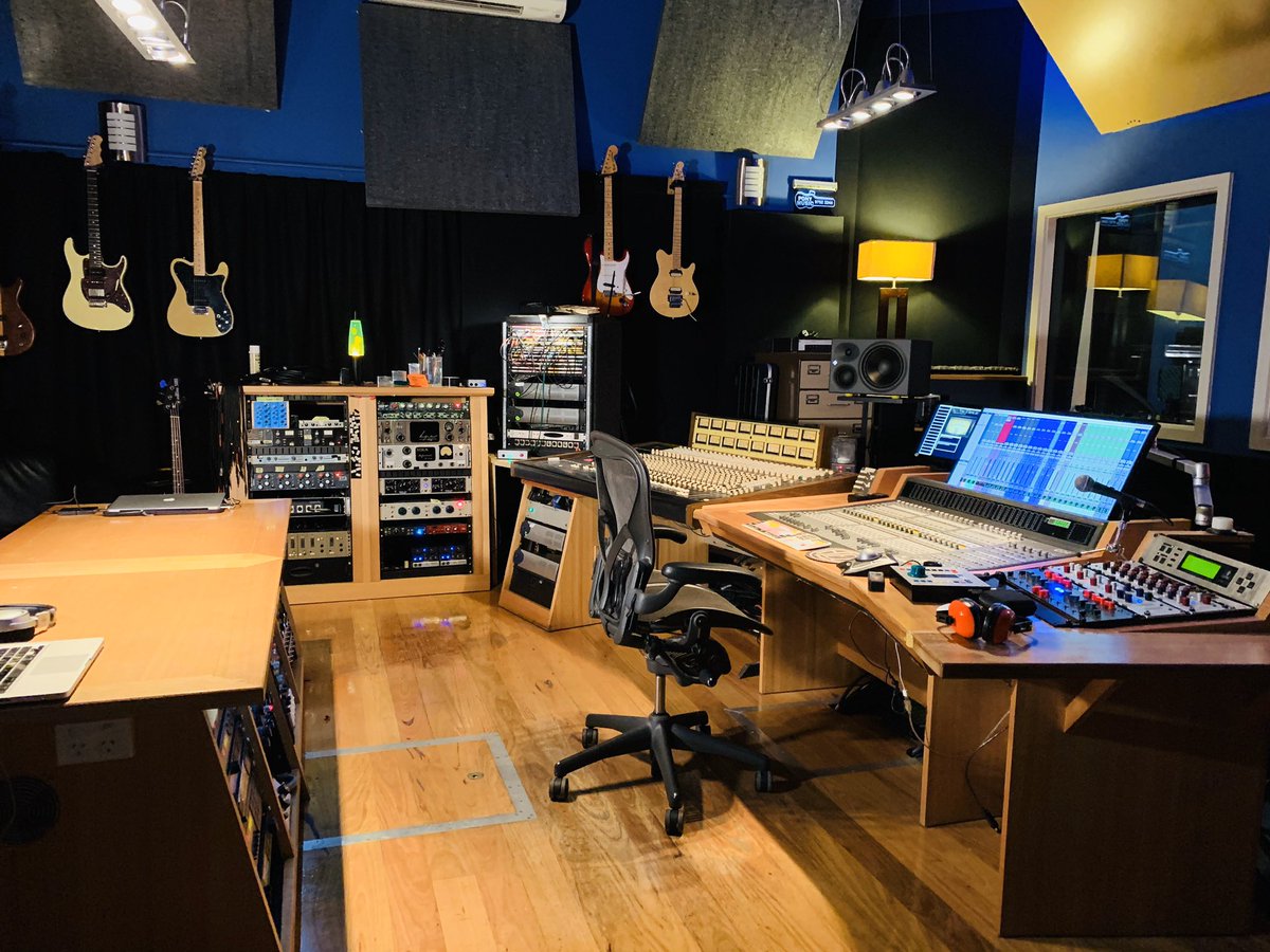 arctisky's tweet photo. Had the pleasure of spending a full day in this killer studio, with some legends behind the desk capturing sonic perfection!
Can’t wait to head back in, and looking forward to what’s lined up 💯 also happy drum face!!! 😁
#tama #zildjian #pony_music #sonictheblackdog #auditronics https://t.co/qKMtw6tarT
