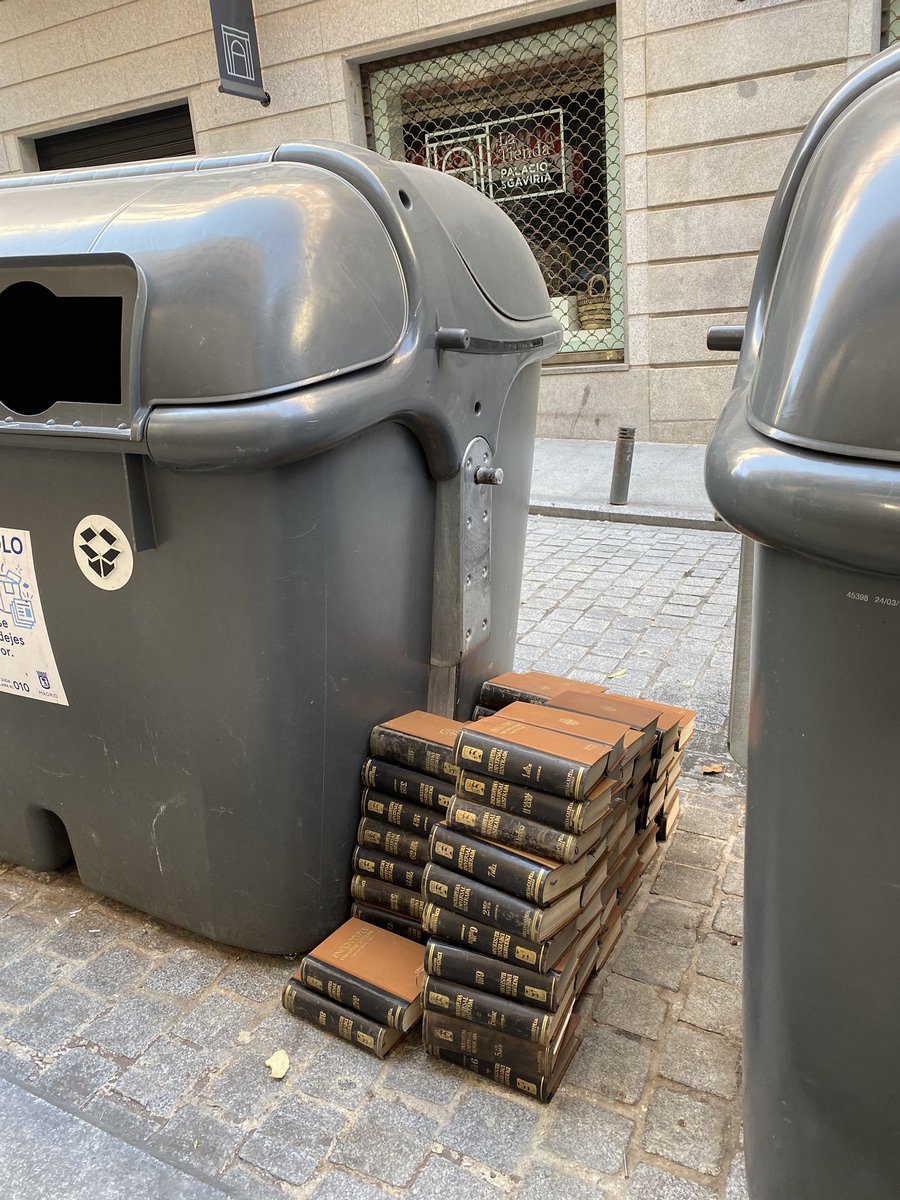 Hay una enciclopedia de 113 tomos junto al contenedor de reciclaje de papel de la travesia de arenal. Esa enciclopedia tiene más de cien años y la pobre no entiende nada. Cogí uno tomo y busqué “contenedor de reciclaje de papel”. No viene. Después busqué Covid_19. Tampoco viene.