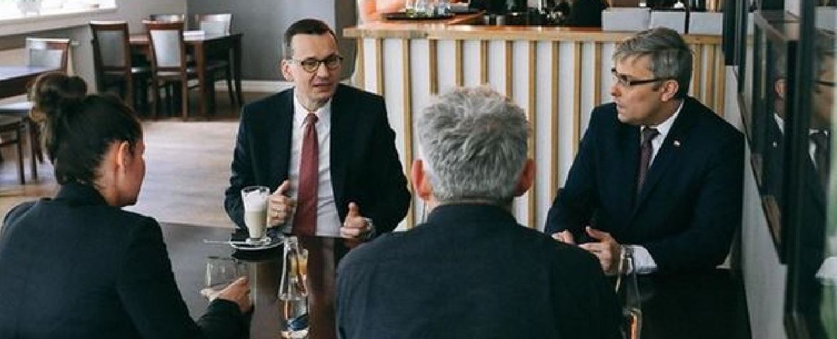 ryszcuk's tweet image. Ociepa minister w #KnW...: 
pyt- czy premier Morawiecki miał prawo siedzieć w odległości mniejszej niż 2m bez maseczki z osobami spoza rodziny???
odp- nie widziałem takiego zdjęcia...
No to very pliiz...: