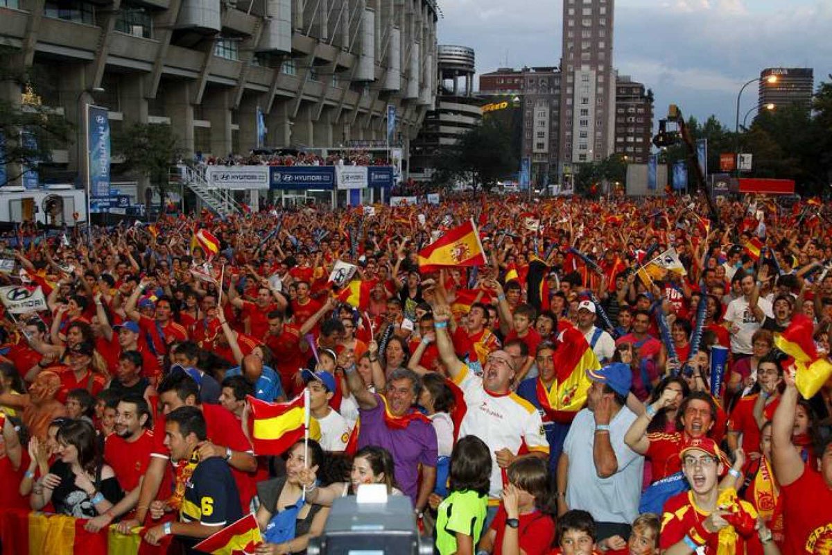 Bienve94's tweet photo. Esto es España celebrando que era ganadora del mundial de 2010 
¿Aquí por llevar la banderita de España erais fascistas?
🇪🇸🇪🇸🇪🇸🇪🇸 https://t.co/gvpUMuu0zJ